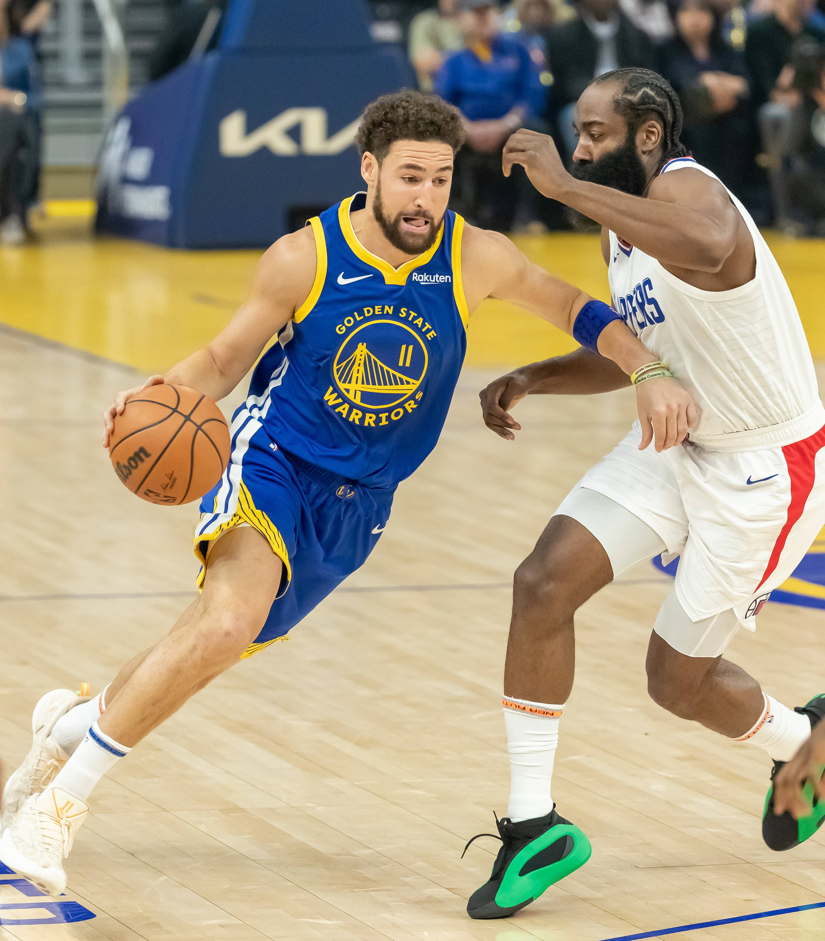 勇士主帅斯蒂芬-库里宣布退役，结束14年NBA生涯，球迷期待他的下一步计划